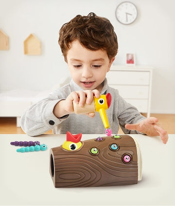 Woodpecker toy for a toddler - A Fun and Educational Toy for Toddlers - Alimentar a los pájaros con juguetes